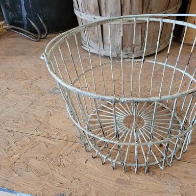 Lot 44: Vintage Farmhouse Egg Harvest Wire Basket