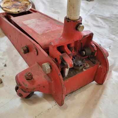 Lot 70: Vintage Farm and Auto Large Automotive Jack