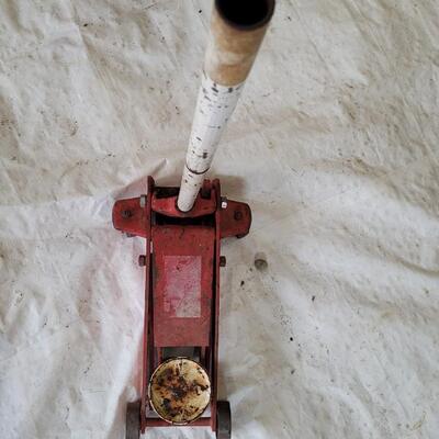 Lot 70: Vintage Farm and Auto Large Automotive Jack