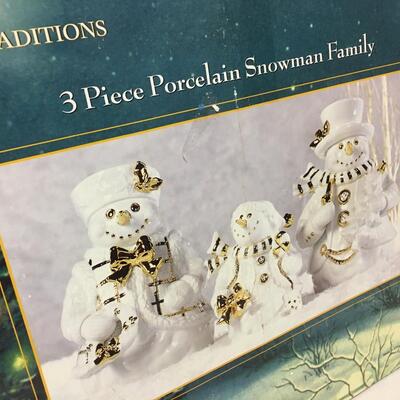TRADITIONS PORCELAIN SNOWMAN FAMILY White With Gold Trimmings 3 Piece