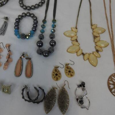 Costume Jewelry Lot: 3 Pendants, 6 Necklaces, 6 Bracelets, 18 pairs earrings