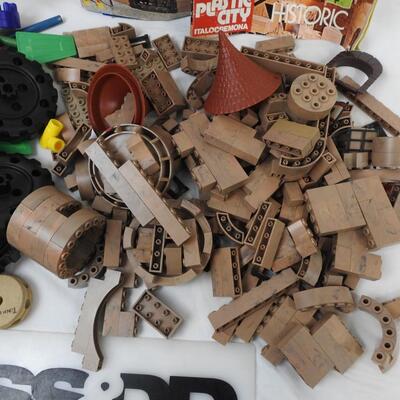 Large Lot Vintage Kids Building Toys: Wooden Tinker Toys, Plastic City Historic