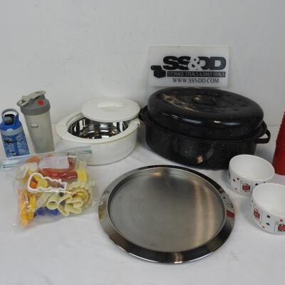 10+ pc Kitchen Lot: Red Cups, Cookie Cutters, Metal Roasting Pan, Blender Bottle