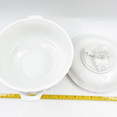 WHITE CERAMIC SOUP TUREEN