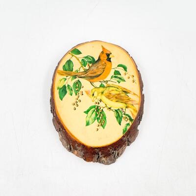 1975 DECORATIVE 6â€ WOOD SLICE W/ CARDINALS