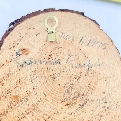 1975 DECORATIVE 6â€ WOOD SLICE W/ CARDINALS