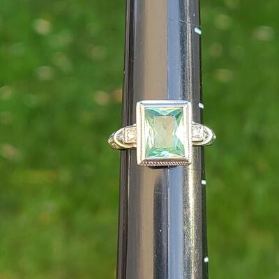 Lot J1: 18kt White Gold Ring