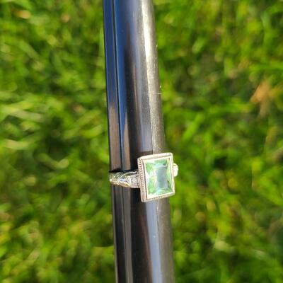 Lot J1: 18kt White Gold Ring