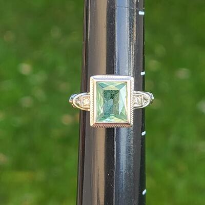 Lot J1: 18kt White Gold Ring