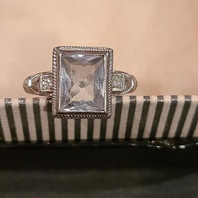 Lot J1: 18kt White Gold Ring