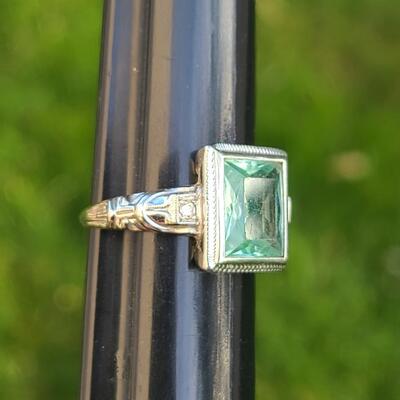 Lot J1: 18kt White Gold Ring