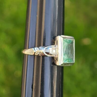 Lot J1: 18kt White Gold Ring