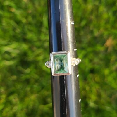 Lot J1: 18kt White Gold Ring