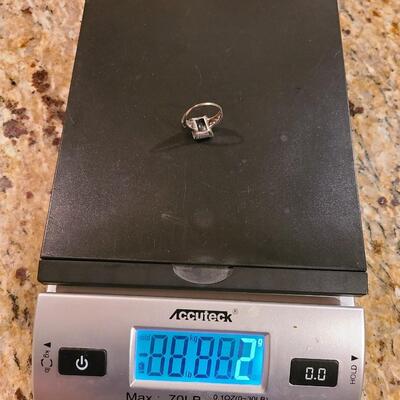 Lot J1: 18kt White Gold Ring