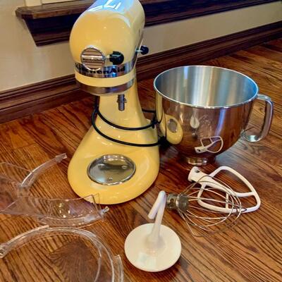 Kitchen aid mixer with accessories