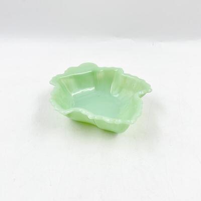 VINTAGE 7â€ FIRE KING JADEITE LEAF DISH