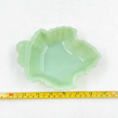 VINTAGE 7â€ FIRE KING JADEITE LEAF DISH