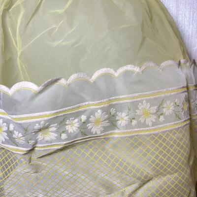 VINTAGE SHEER YELLOW APRON W/ DAISIES
