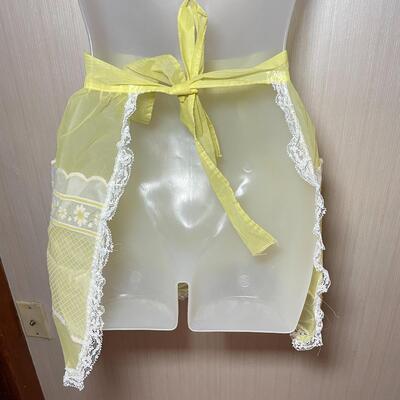 VINTAGE SHEER YELLOW APRON W/ DAISIES