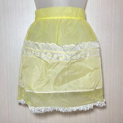 VINTAGE SHEER YELLOW APRON W/ DAISIES