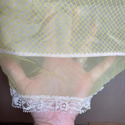 VINTAGE SHEER YELLOW APRON W/ DAISIES