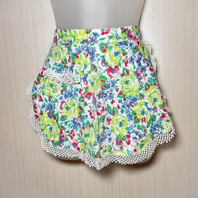 VINTAGE CHILD/MINI FLORAL APRON W/ CROCHET TRIM