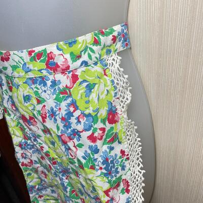 VINTAGE CHILD/MINI FLORAL APRON W/ CROCHET TRIM