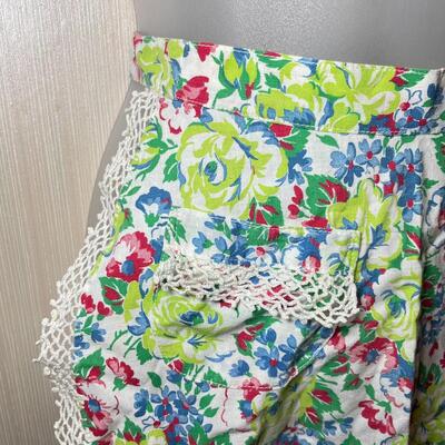VINTAGE CHILD/MINI FLORAL APRON W/ CROCHET TRIM