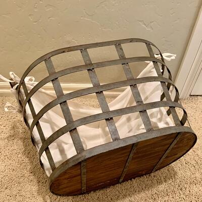 Metal and wood basket with liner