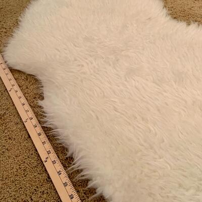 Single-pelt sheepskin rug