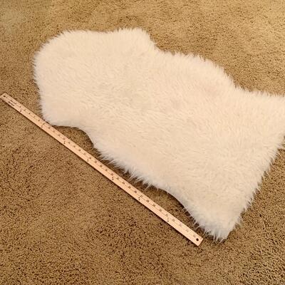 Single-pelt sheepskin rug