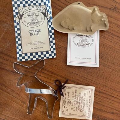 Lot 16 - Vintage Collectible Specialty Cookie Cutters, Molds,