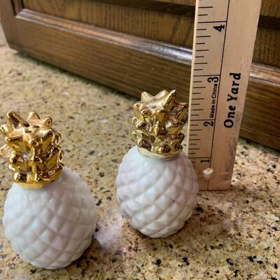 Pineapple salt and pepper shakers