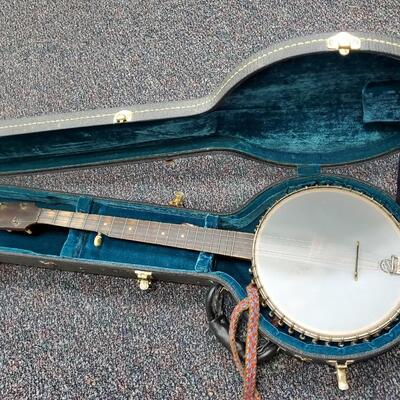 Banjo with FIberskyn head, and case