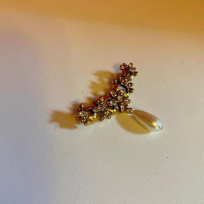 Vintage Gold and Pearl Brooch Pin