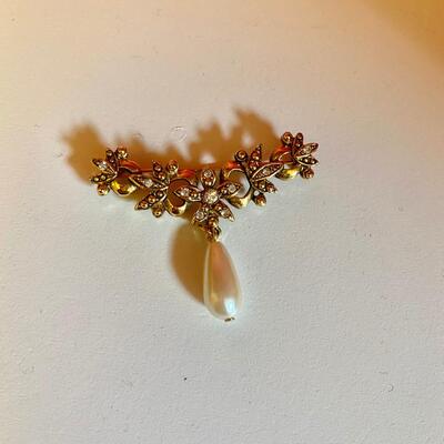 Vintage Gold and Pearl Brooch Pin