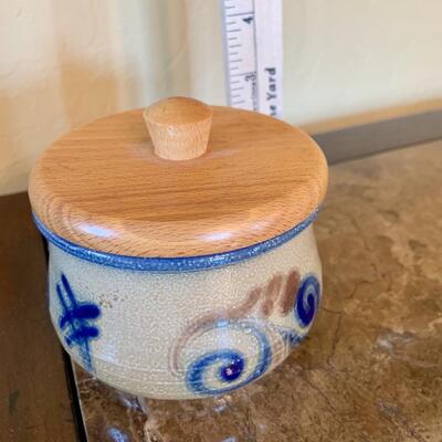 Pottery jar with lid
