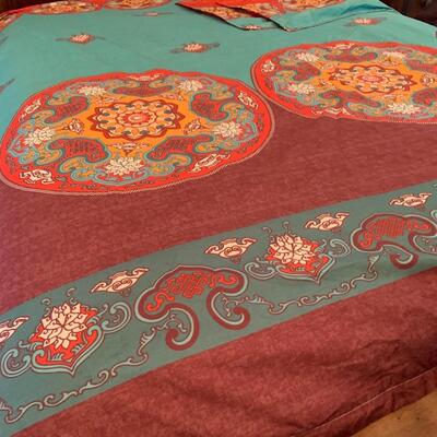 Queen reversible duvet cover with shams