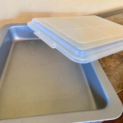Cake pan with lid