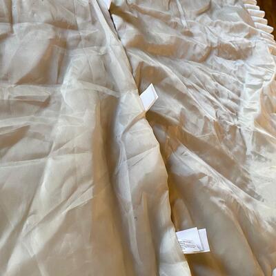 D & F Designs 52" Tan and Beige Winter White Pearls Felt Ruffle Christmas Tree Skirt