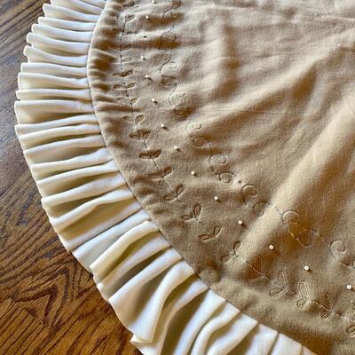 D & F Designs 52" Tan and Beige Winter White Pearls Felt Ruffle Christmas Tree Skirt