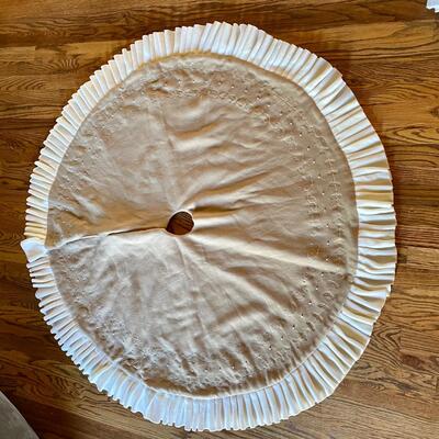 D & F Designs 52" Tan and Beige Winter White Pearls Felt Ruffle Christmas Tree Skirt