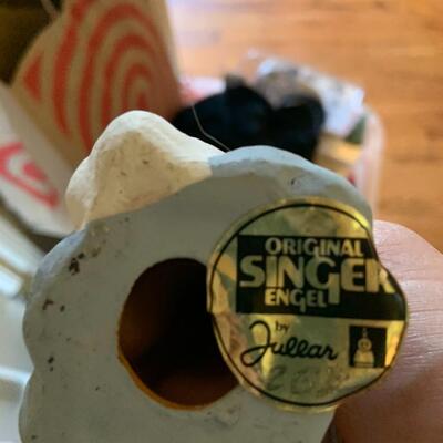 Singer Engel Figurine