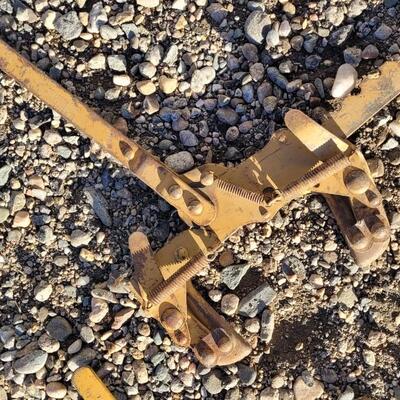Lot 83: (2) Vintage DUTTON LAINSON Jacks Farm Auto Tools