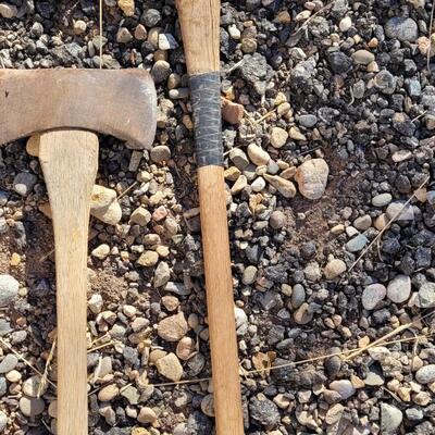 Lot 102: (4) Antique Vintage Assorted Size Axes