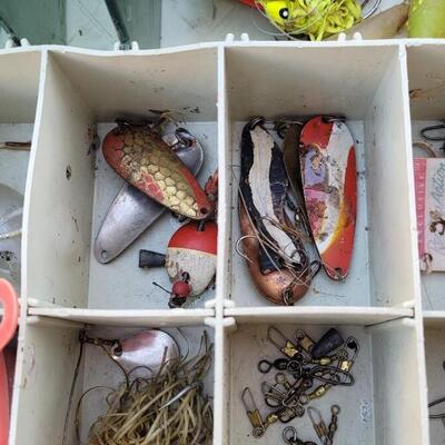 Lot 164: Fishing Tacklebox w/ Accessories Inside