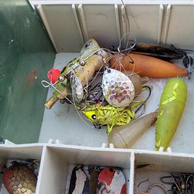 Lot 164: Fishing Tacklebox w/ Accessories Inside