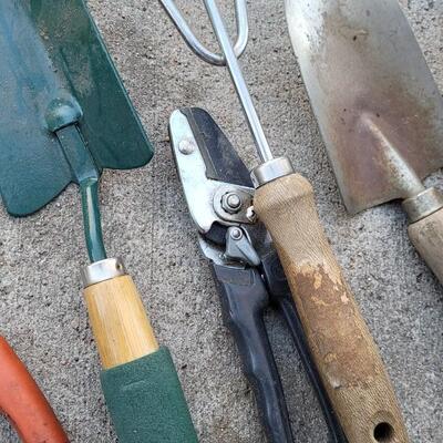 Lot 166: Assorted Hand Garden Tools