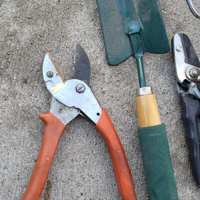 Lot 166: Assorted Hand Garden Tools