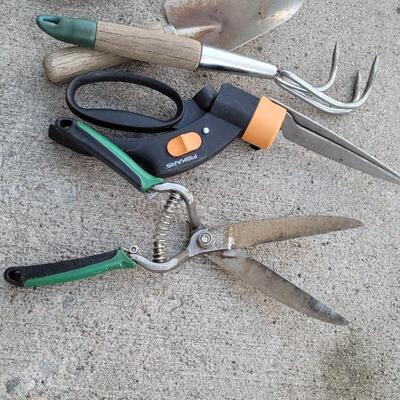 Lot 166: Assorted Hand Garden Tools